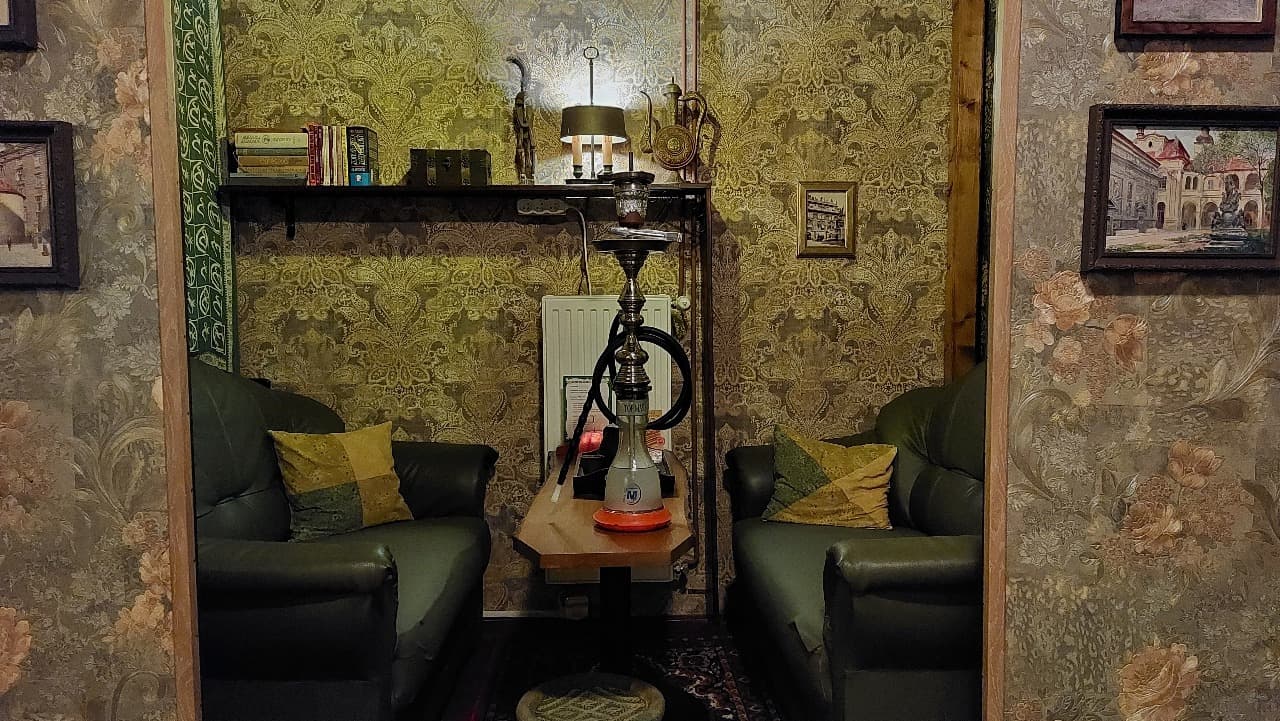 Salonek s vodní dýmkou pod zlatou tapetou